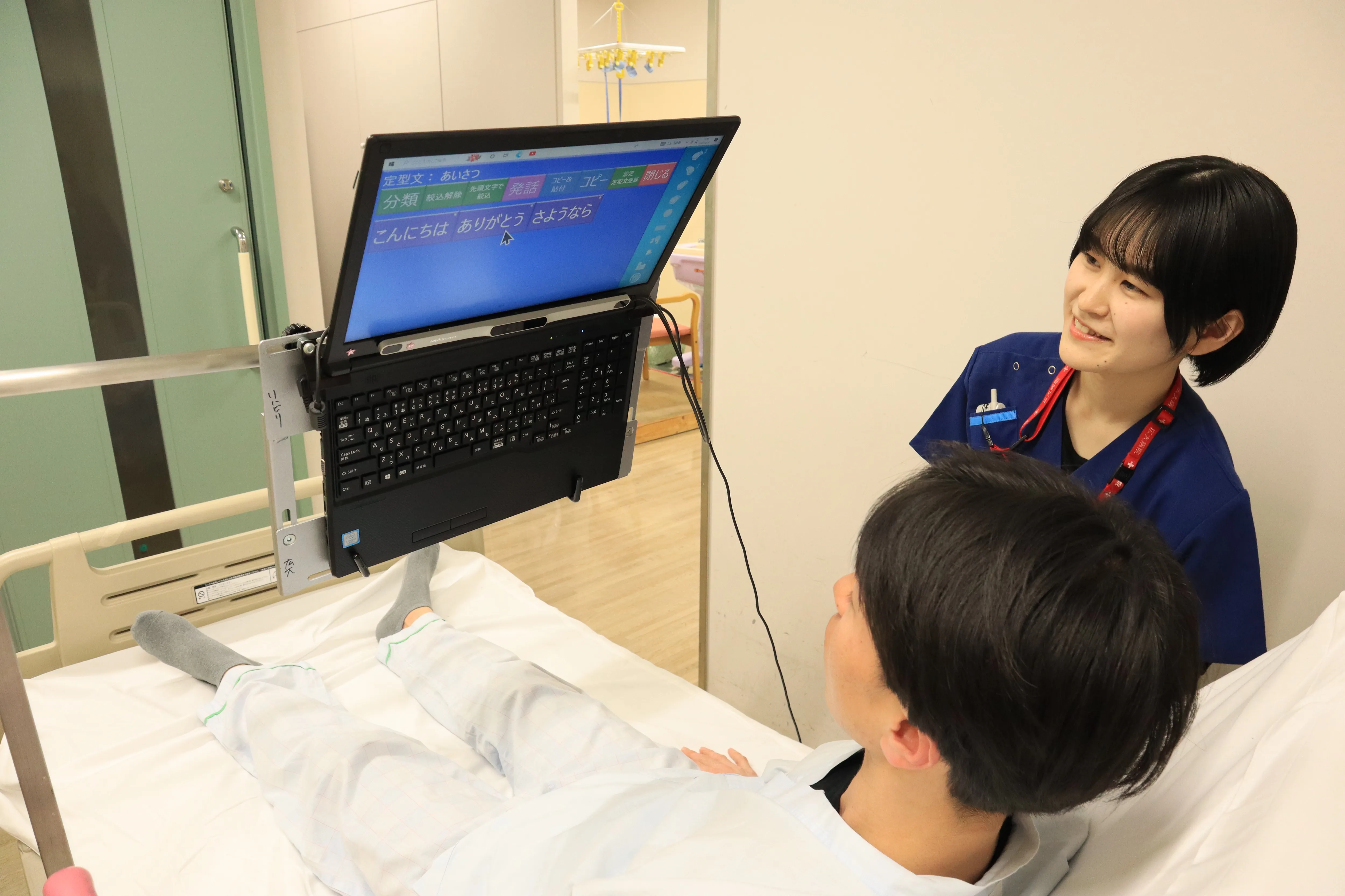 目視で文字を入力する練習をする写真